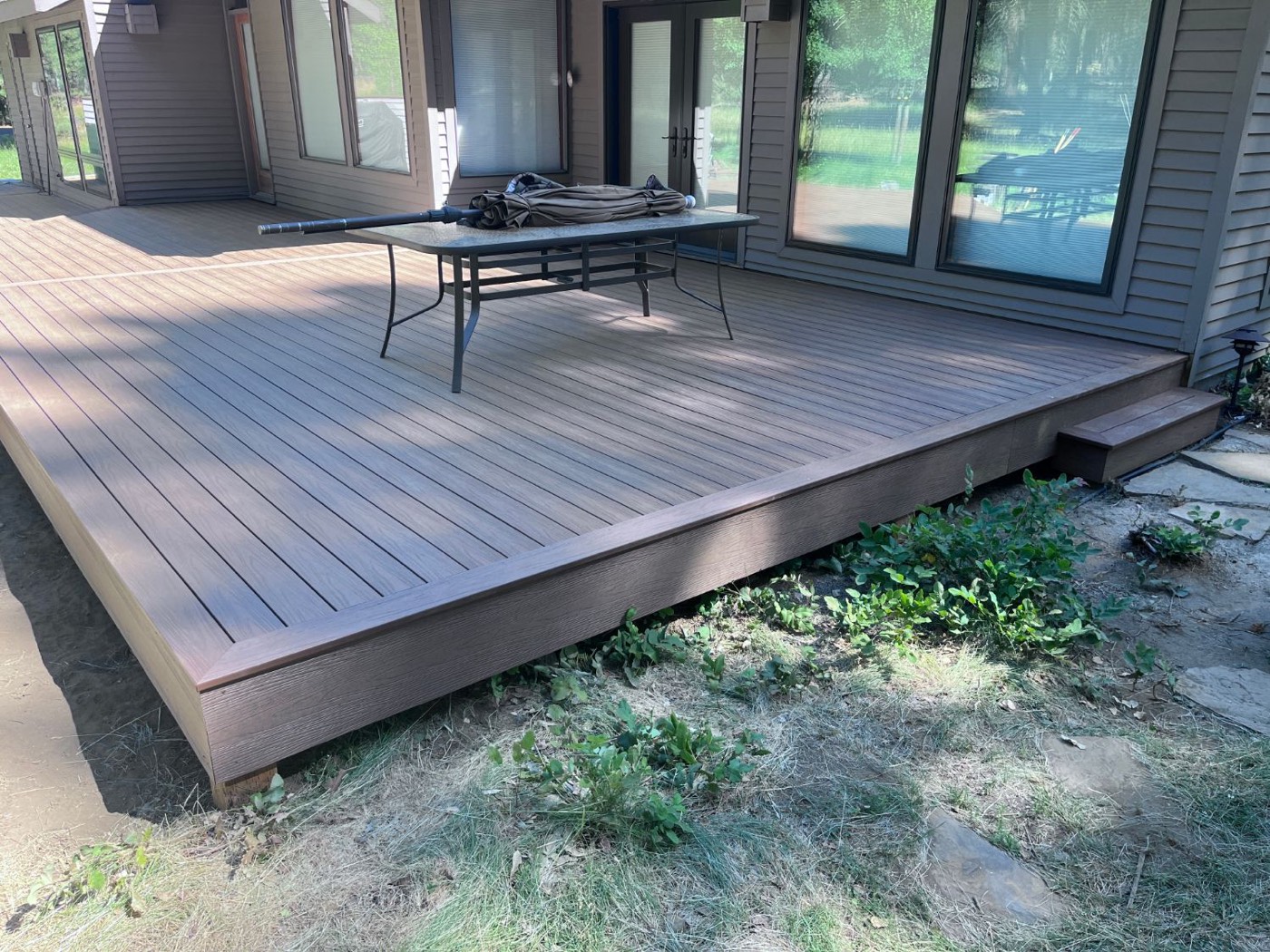 Low-profile deck corner with fascia and a single box step